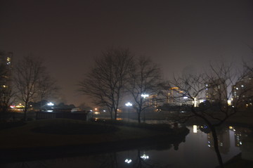 雨夜湖边城市夜景