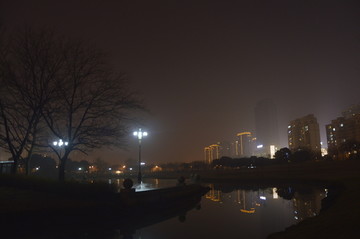 雨夜湖边城市夜景