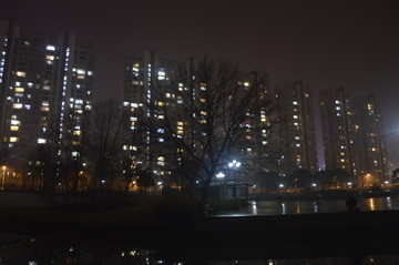 雨夜湖边城市夜景