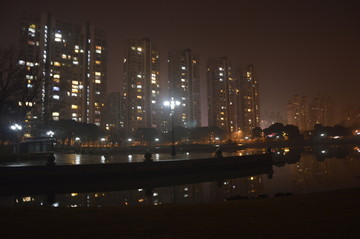 雨夜湖畔城市夜景