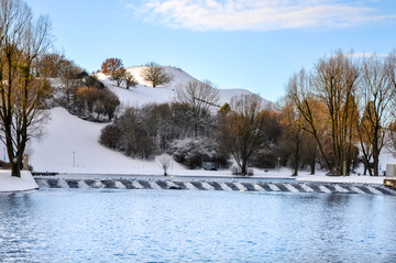 冬天公园湖泊雪景