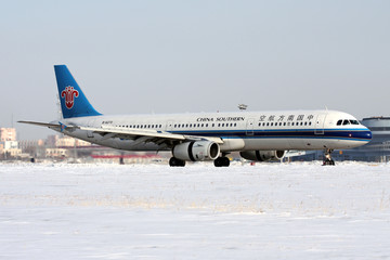 大雪 机场 飞机 中国南方航空