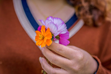 手拿花朵