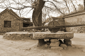 农村 村口 石磨 磨盘 山村