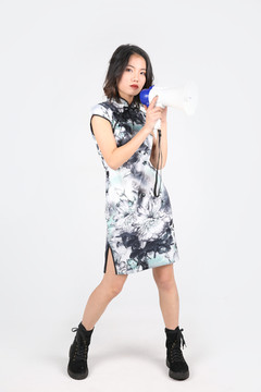 復(fù)古旗袍搖滾女人