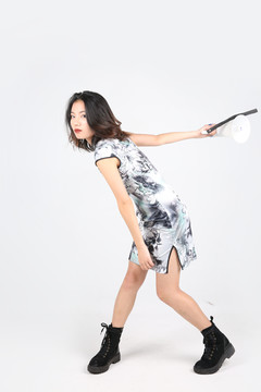 復(fù)古旗袍搖滾女人