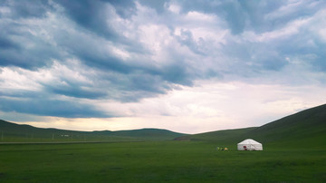 草原傍晚蒙古包