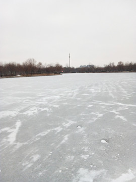 结冰的湖面