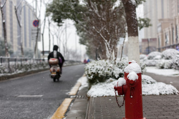 人行道上雪