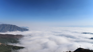 山谷云海 电力铁塔