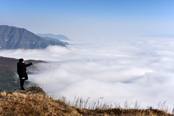 山谷云海 电力铁塔