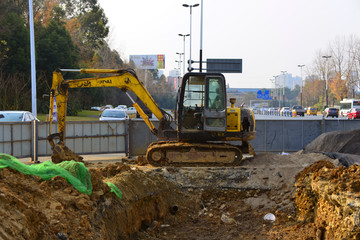 挖掘机 道路施工隔离栏