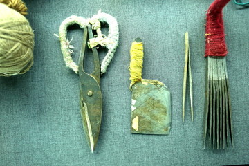 制作挂毯使用的的剪刀镊子工具具