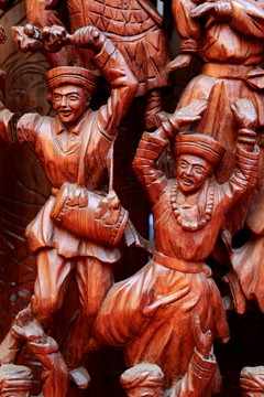 红木雕刻民族团结打腰鼓欢庆