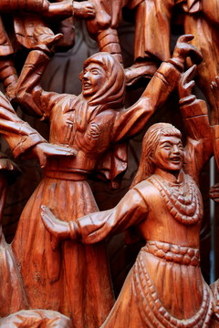 民族团结欢歌跳舞红木人像雕刻