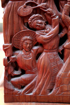 红木雕刻的少数民族人物