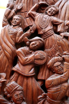 红木雕刻的少数民族人物图像