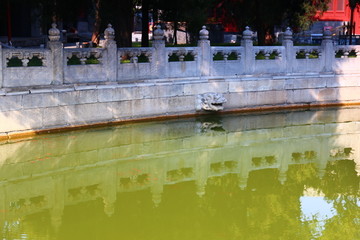 北京孔庙国子监辟雍湖水栏杆倒影