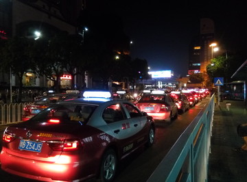 夜晚深圳的出租车