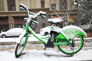 雪中的共享单车