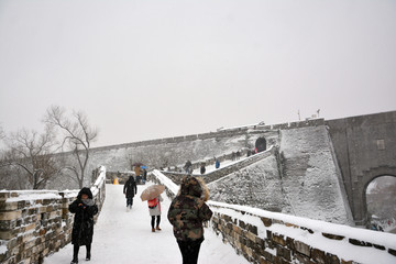 古城墙上赏雪景