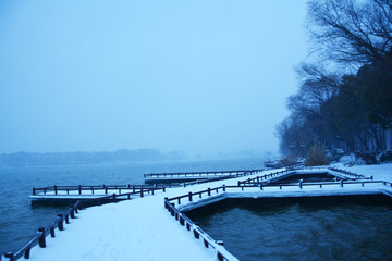 唯美栈道雪景