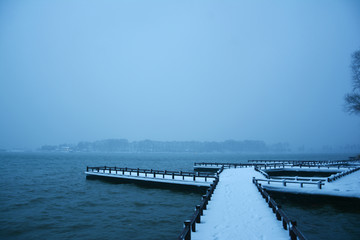 玄武湖栈道雪景