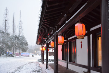 古建筑红灯笼雪景