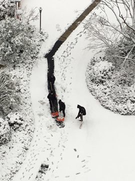 除雪的保安