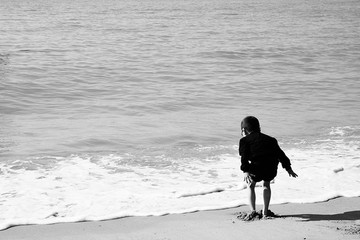 海边玩耍的小男孩