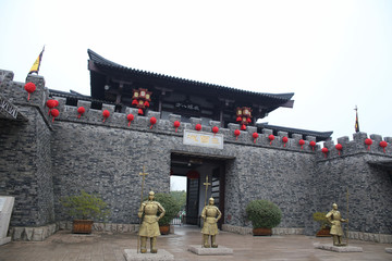 三国城大门