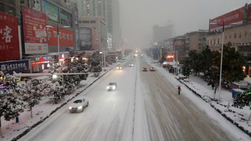 城市道路雪景