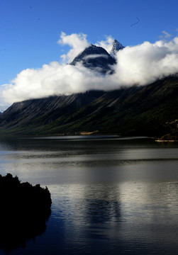 雾中山峰