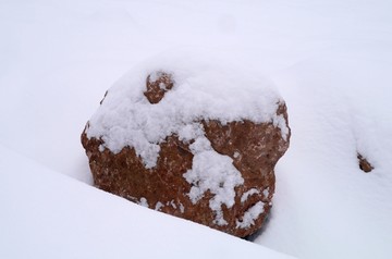 雪地里 一块大石头