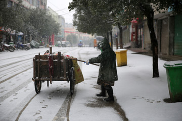 雪地 清洁工 冬天 积雪