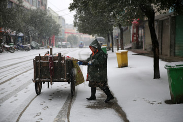 雪地 清洁工 冬天 积雪