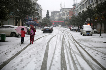 雪地 行人 车辙 冬天 白雪