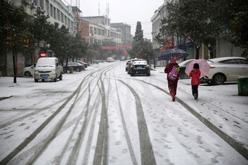 雪地 行人 雪景 冬天 白雪