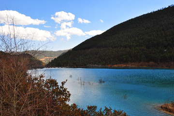 高山流水蓝天白云绿色湖水