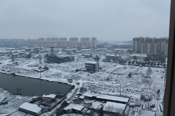 雪后拆迁中的村庄