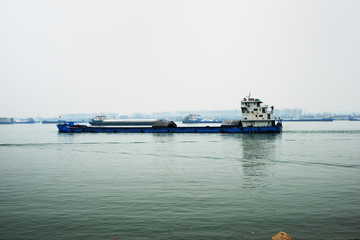 长江上航行的船