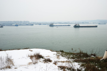 长江上航行的船