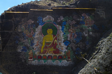 雕刻在河谷崖壁上的佛祖浮雕巨像