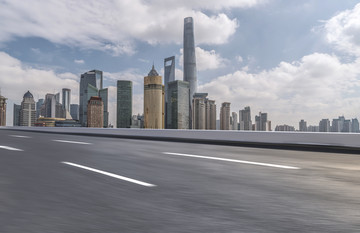城市道路和上海摩天大楼
