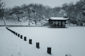 雪中的凉亭