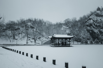 雪中的凉亭