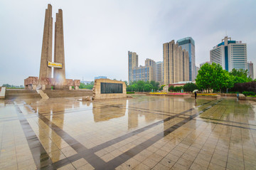 唐山抗震纪念碑广场雨景