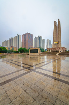 唐山抗震纪念碑广场雨景