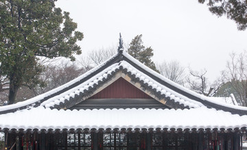 白雪屋檐