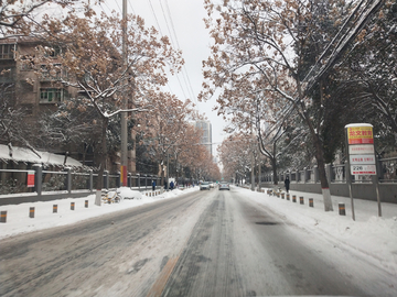 城市街道雪景
